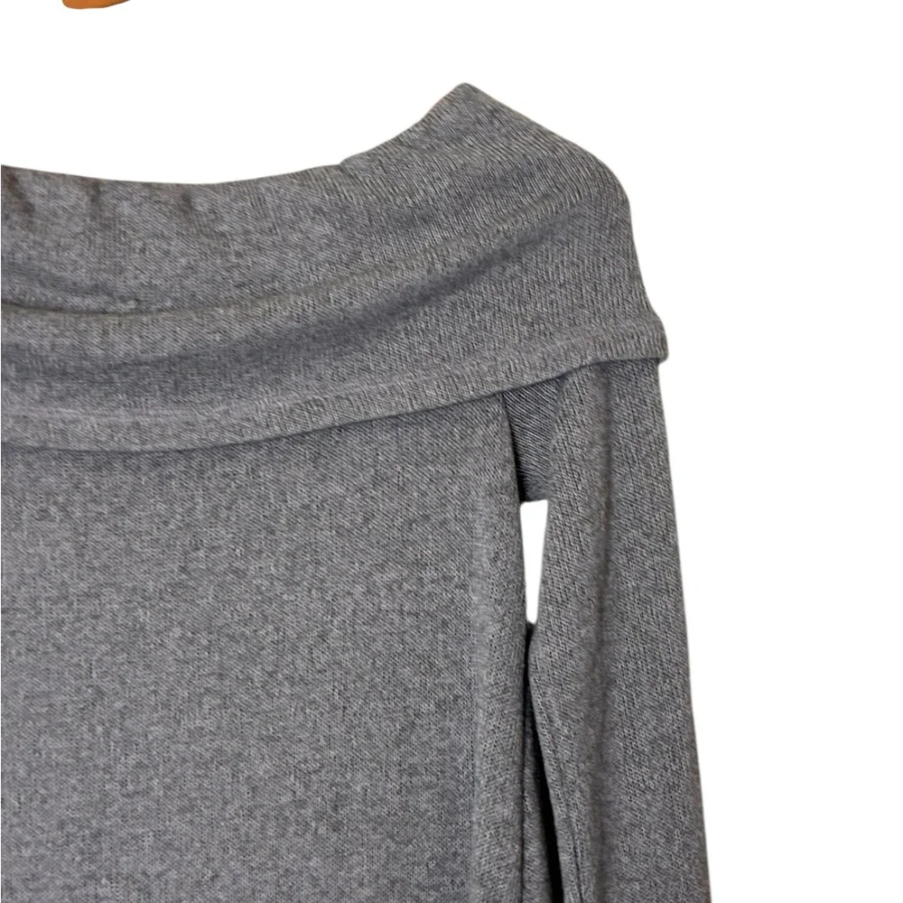 Eri + Ali | Like new gray off the shoulder long sleeve knit sweater